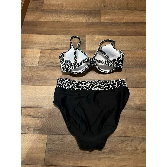 St John’s Bay 2-Piece Woman’s Swimsuit Set Woman’s Size 10 Top Size 8 Bottoms - Picture 7 of 9